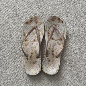 Vionic Women’s Floral Print Flip Flops in Gold NEW